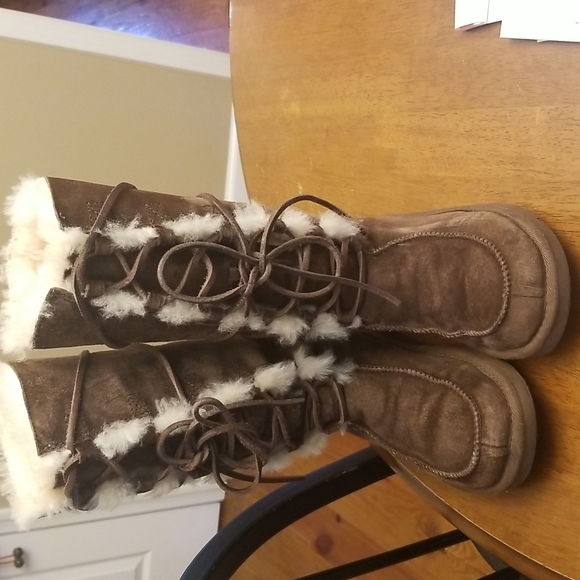 Brown leather UGG boots with shearling - Picture 2 of 11